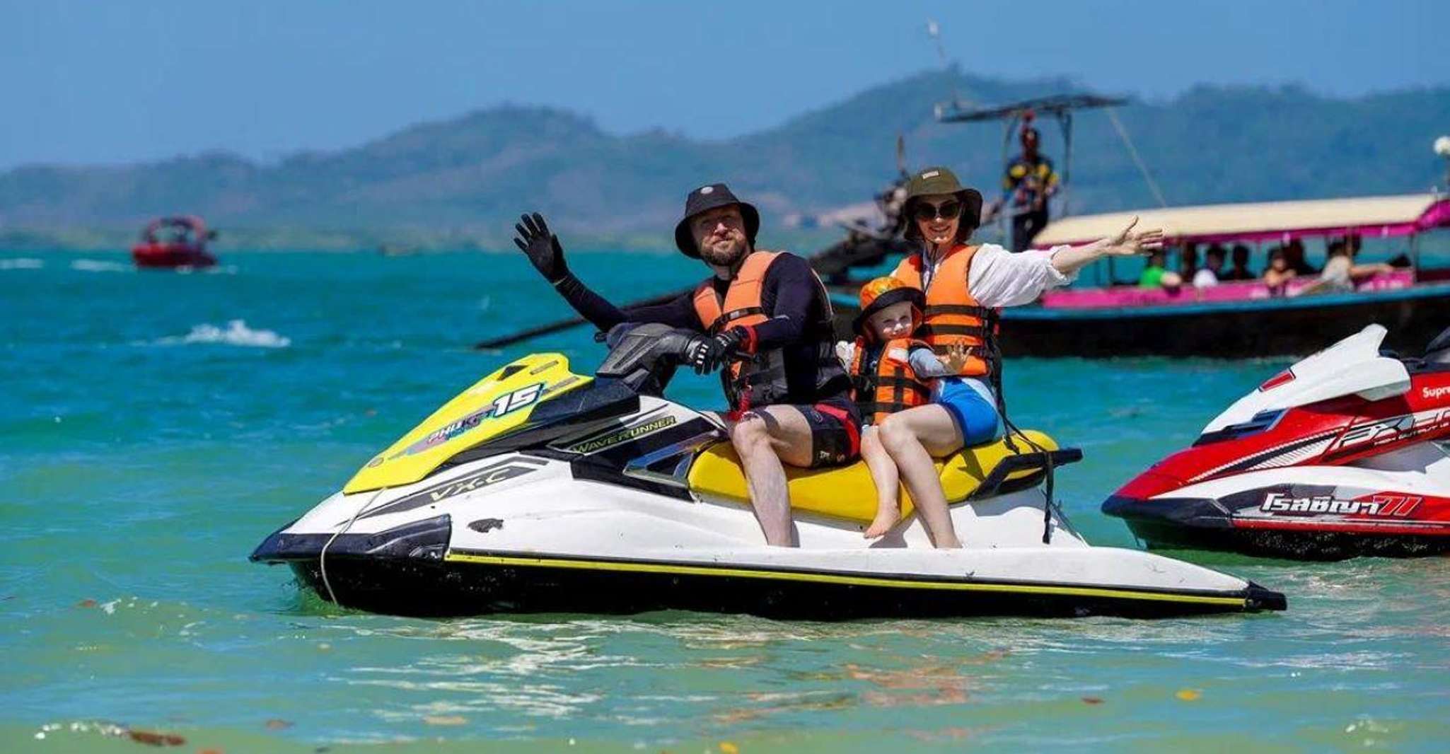 Patong Beach, diviértete montando una moto acuática en Patong Beach. - Hizvo