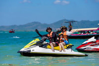 Patong Beach, diviértete montando una moto acuática en Patong Beach. - Hizvo