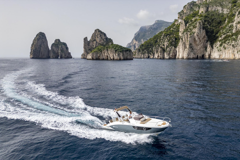 Passeio de barco privado pela Costa Amalfitana e Capri a partir de Amalfi