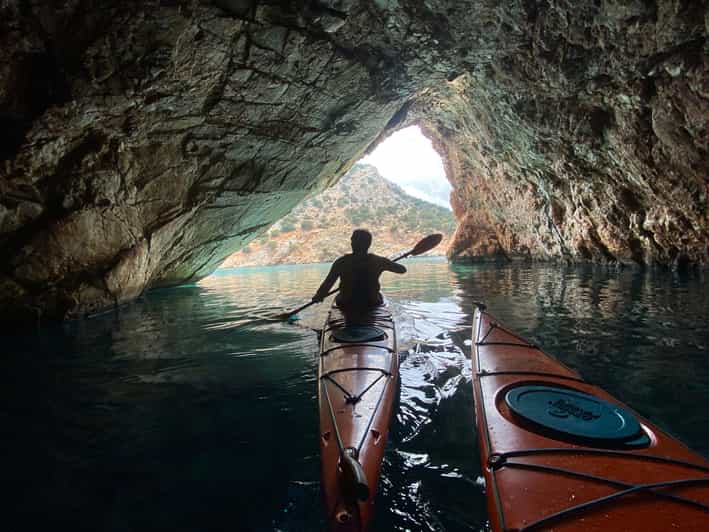 Naxos: Excursión en Kayak de Mar por la Cueva de Rhina y la Costa