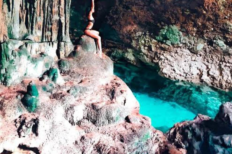 Zanzibar: Privat Jozani-skogen, Kuza-grottan och Rock RestaurantZanzibar: Privat Jozani-skogen, Kuza-grottan och Rock-restaurangen