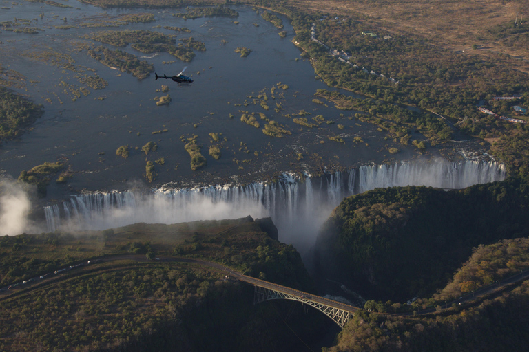 Voo de helicóptero sobre as Cataratas Vitória