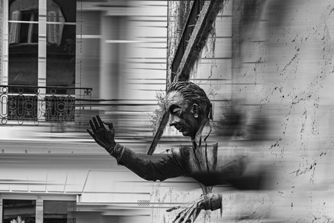 Paris: Experience the romance of Montmartre on a walk with a pro photographer Paris: Experience romance in Montmartre, a walk with a photographer in English