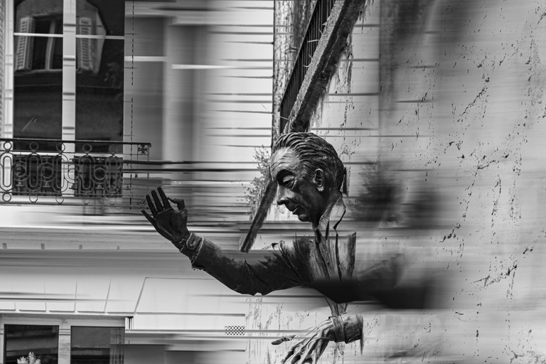 Paris: Experience the romance of Montmartre on a walk with a pro photographer Paris: Experience romance in Montmartre, a walk with a photographer in English