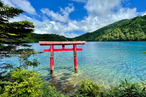 Nagano: Der versteckte Smaragdsee und die von Ghibli inspirierte Onsen-Stadt