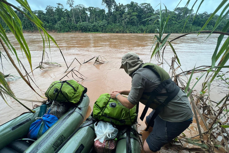 Guía de senderismo y rafting por la selva amazónica peruana