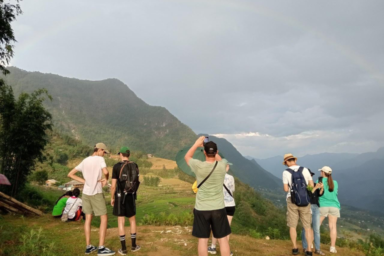 Von Hanoi aus: 2-tägige Sapa-Trekking-Tour mit Unterkunft und MahlzeitenAb Hanoi: 2-tägige Sapa Trekking Reise mit Unterkunft und Verpflegung