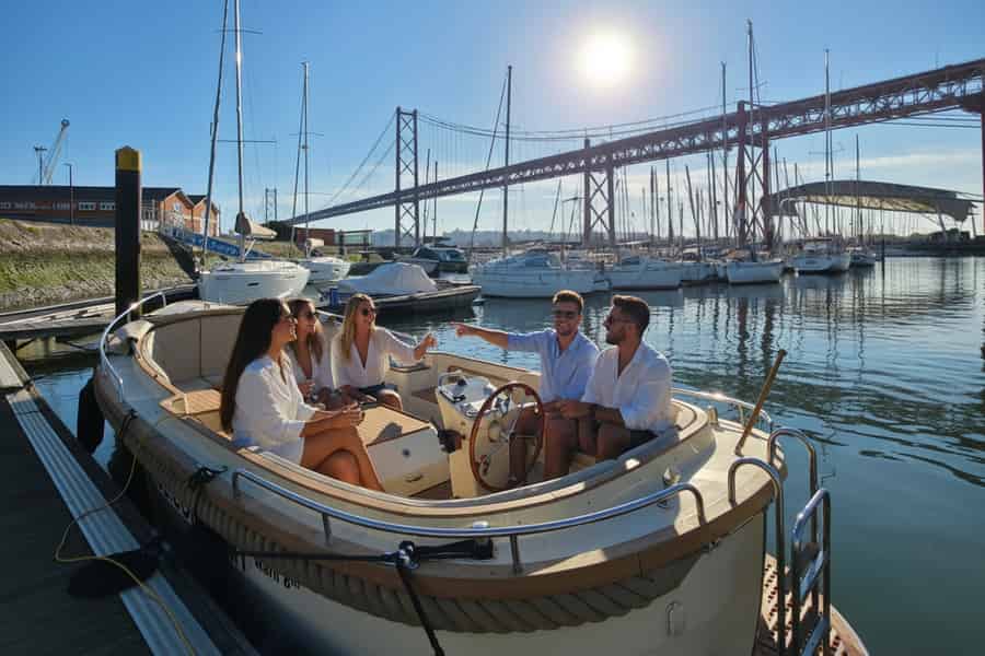 Lissabon: Luxuriöse Bootstour in der Kleingruppe mit offener Bar. Foto: GetYourGuide Lissabon: Luxuriöse Bootstour in der Kleingruppe mit offener Bar. Foto: GetYourGuide