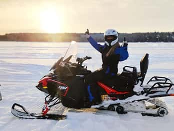 Arktyczne safari na nowych skuterach śnieżnych z grillem