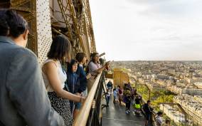 Paris: Eiffel Tower Direct Access Guided Tour by Elevator