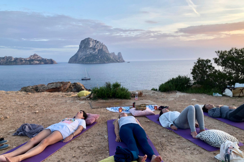 Avventura privata di Es Vedra YogaIbiza Yoga: esperienza privata di yoga magico a Es Vedra