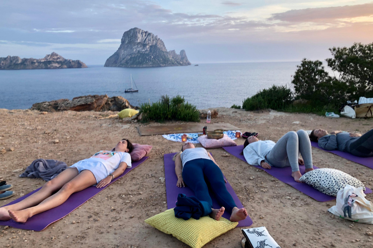 Aventura de Yoga Privada en Es VedraYoga en Ibiza: Experiencia privada de yoga mágico en Es Vedra