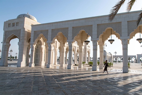 Z Dubaju: jednodniowa wycieczka do Abu Zabi i meczet Szejka Zayeda SUV-emWspólna wycieczka w języku angielskim