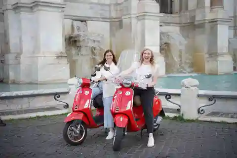 Vespa-Tour in Rom mit Abholung und Rücktransfer (Stadtzentrum)