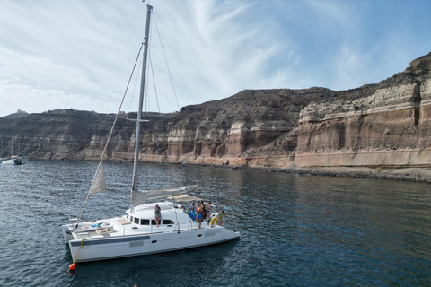 Santorin : Croisière en catamaran avec barbecue grec et boissonsExcursion au coucher du soleil avec Vlyhada Μarina Lieu de rendez-vous