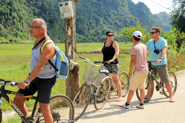 Lan ha Bay Luxe cruise dagtrip, kajakken, zwemmen, fietsenLan ha Bay Luxe cruise dagtocht, Kajakken, Zwemmen, Fietsen