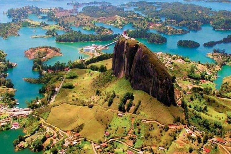 Medellín: Combo Citytour by bus with Comuna 13 + Tour to Guatapé