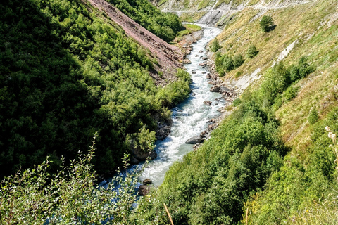 Tbilissi : excursion écologique d&#039;une journée à Kazbegi en voiture électriqueTbilissi : Excursion écologique d&#039;une journée à Kazbegi en voiture électrique