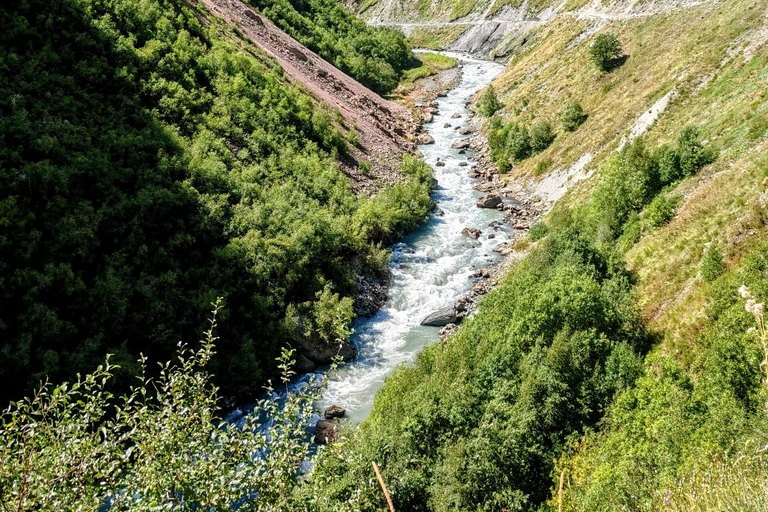 Tbilissi : excursion écologique d&#039;une journée à Kazbegi en voiture électriqueTbilissi : Excursion écologique d&#039;une journée à Kazbegi en voiture électrique