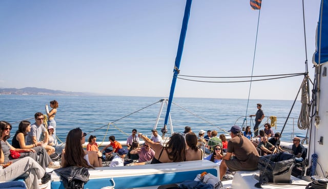 Barcelona: Shared cruise with chill music (+welcome drink)