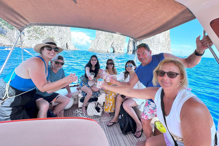 au départ de Positano : Journée complète d'excursion en bateau à Capri et sur la côte amalfitaine.