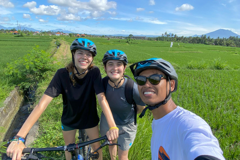 Ubud: Downhill-cykeltur med risfält, vulkan och måltidPrivat grupp