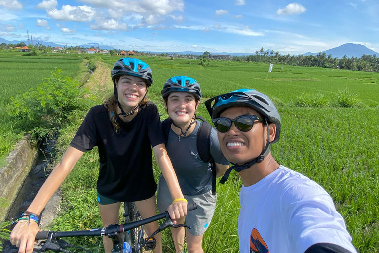 Ubud: Downhill-cykeltur med risfält, vulkan och måltidPrivat grupp