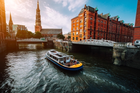 Hambourg : 1h de visite du port en bateau avec commentaires en direct1 heure de croisière dans le grand port sur une péniche