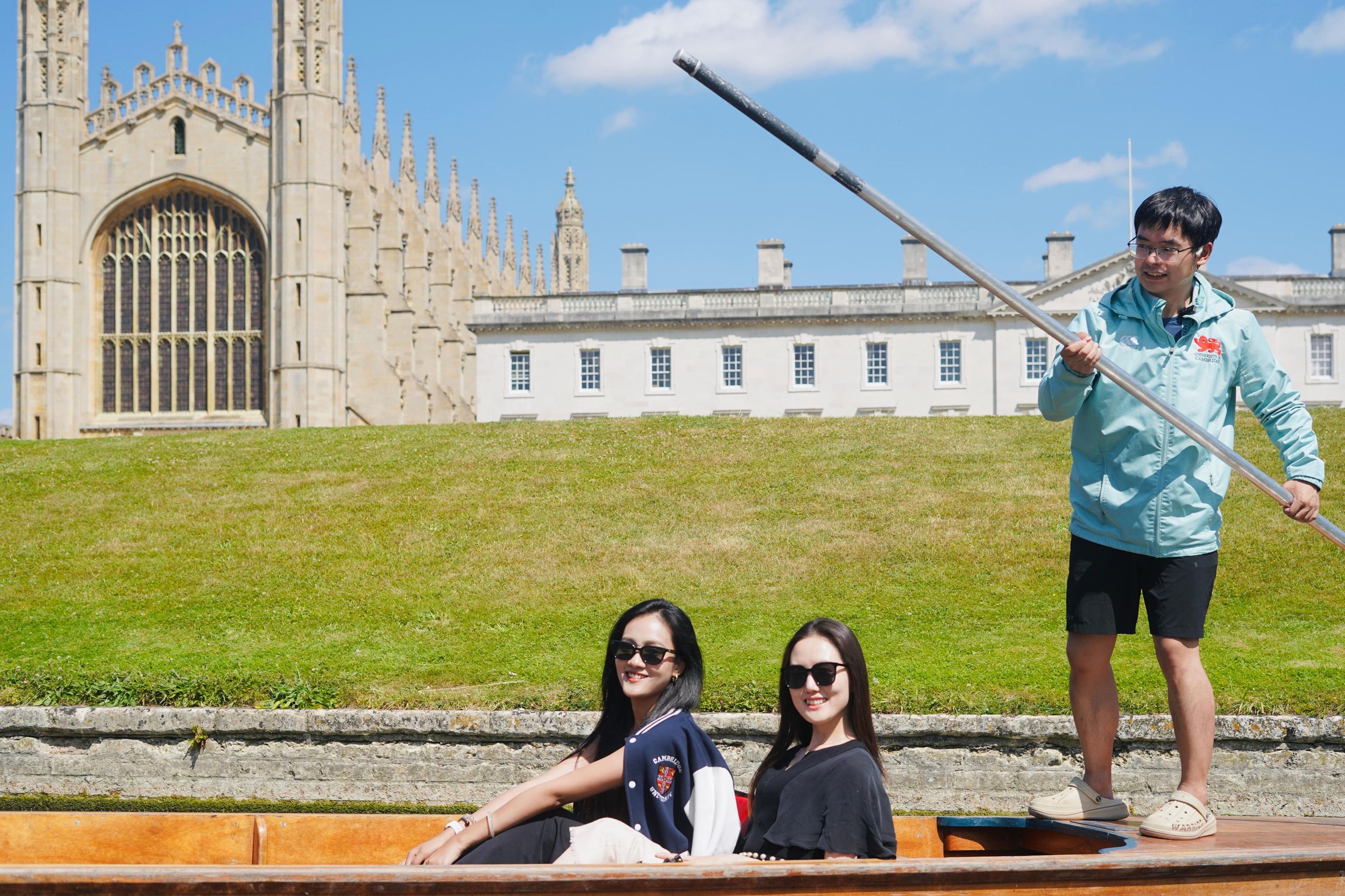 Stechkahnfahrt in Cambridge auf Chinesisch mit studentischen Guides