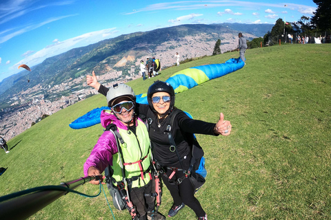 Medellin, San Felix: Paragliding Dejavu, die magische Erfahrung des FliegensMedellin, San Felix: Gleitschirmfliegen Dejavu, Stadtflug 20 min.