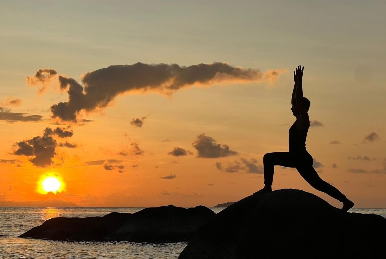 Praslin: Yogastunde am Strand, im Einklang mit der Natur
