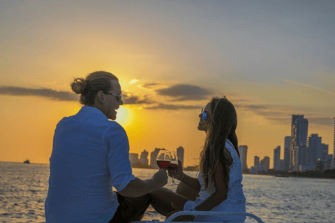 Cartagena: Cena en barco mientras navegas por la Bahía