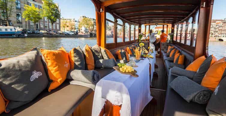 Amsterdam: Classic Saloon Boat Cruise with Cheese & Wine