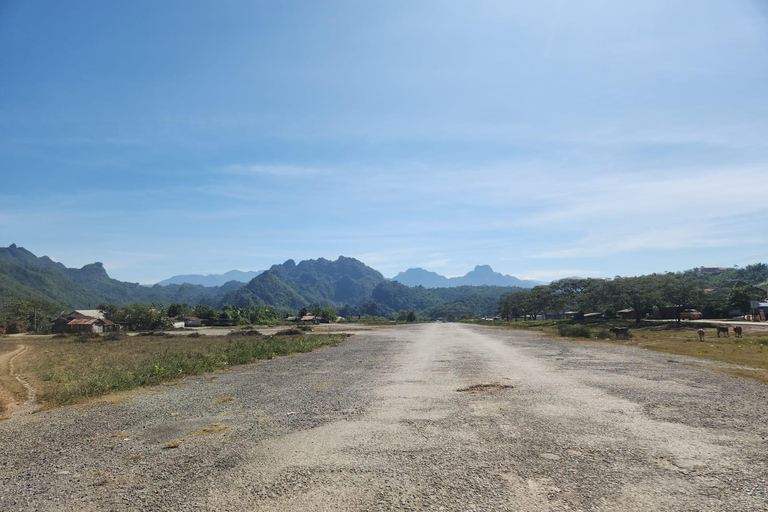 Z Phonsavan: Plain of Jars i Long Cheng Tour