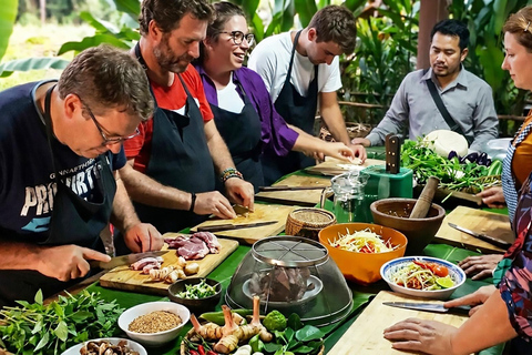Vientiane: Market Tour and Cooking Class with Challenge Market Tour and Cooking Class with Chef's Challenge