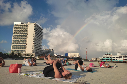 Cancún: Aula de ioga na praia com meditação guiada