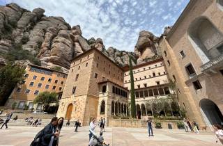 Von Barcelona aus: Führung & Tickets nach Montserrat