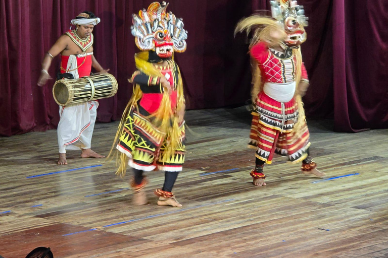 Kandy: Dambulla Cave Temple, Pidurangala & Cooking Tour