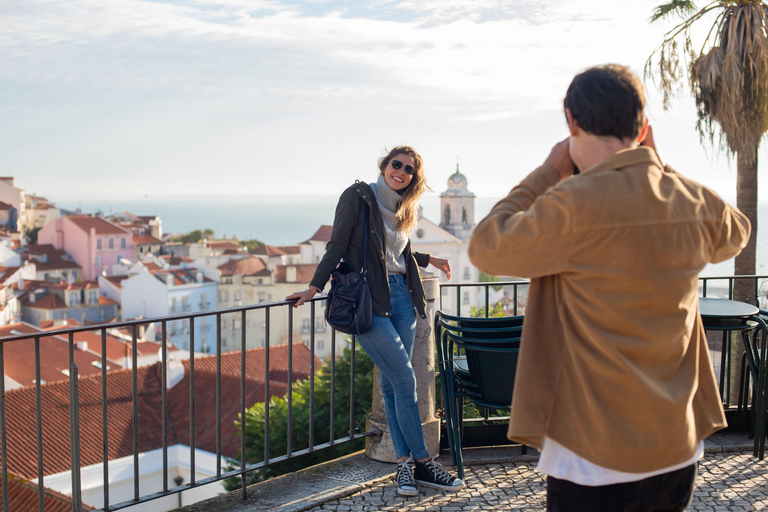 Lisbon:Private Sightseeing TukTuk Tour: Alfama, Belém & More 1.5-H Classic Tour Old Town