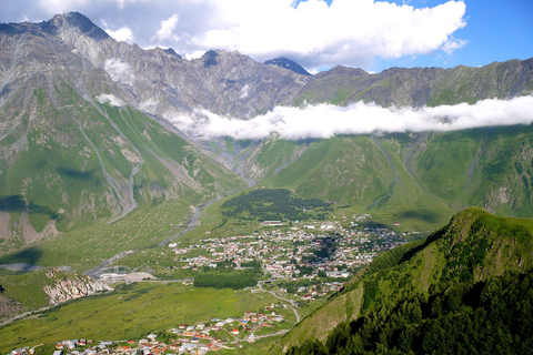 "L'ascension de la beauté : Un voyage d'un jour à Kazbegi"