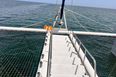 Djerba : croisière de luxe en catamaran avec baignade et collationDjerba : croisière de luxe en catamaran avec baignade et collations