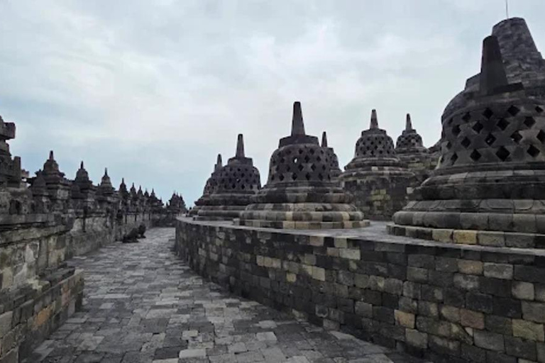 Borobudur tample, Cycling & Elo River Rafting Tour