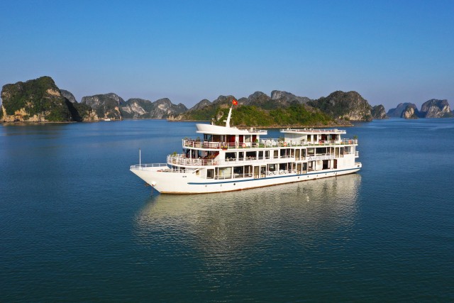 Visit Halong Sapphire cruise-Kayak, Swimming, Cave (all inclusive) in Cam Pha, Vietnam