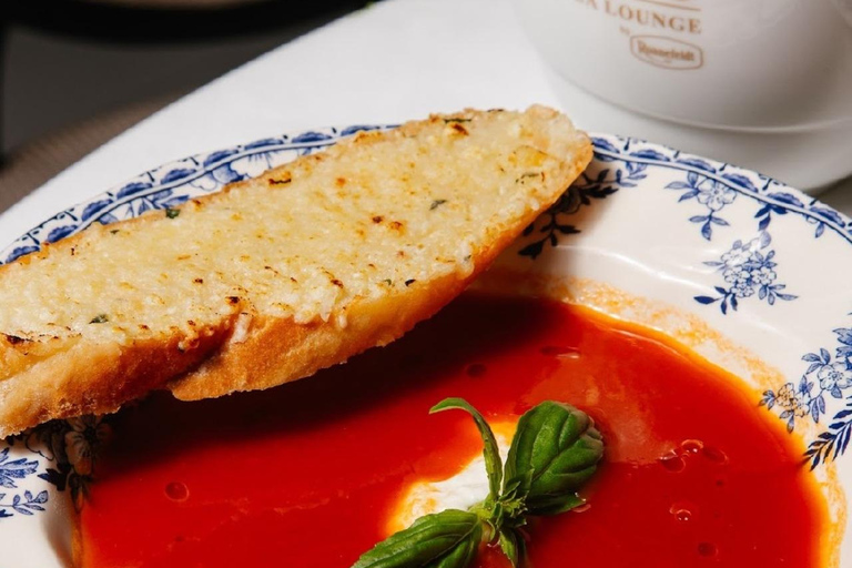 بانكوك: صالة شاي 1823 من رونفيلدت، باقات الطعام والشرابطقم شاي فاخر من جولد إندلجنس لشخصين