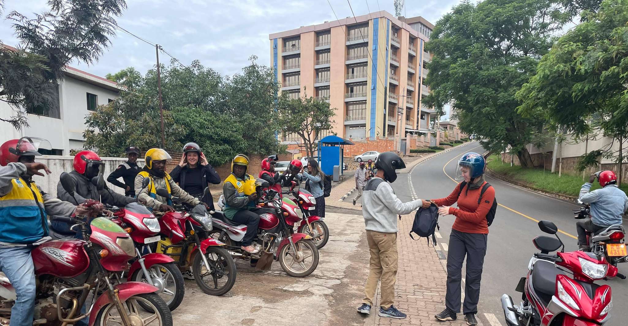 自動 車 を 利用 し て , キガリ を 自由 に 旅行 する - Hizvo