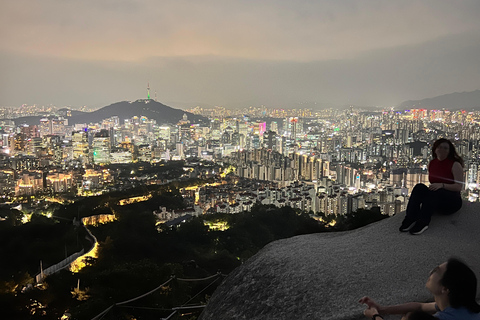 Seul: Nocna wycieczka z przewodnikiem na górę InwangsanSeul: Nocna wycieczka z przewodnikiem po górze Inwangsan