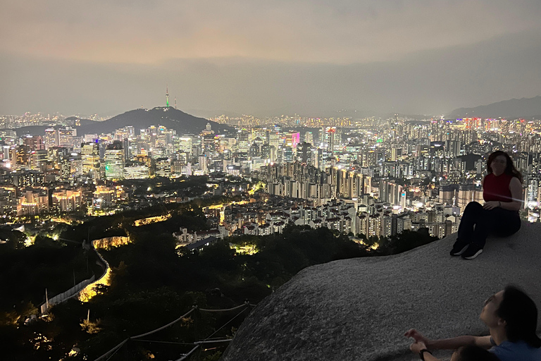 Seul: Nocna wycieczka z przewodnikiem na górę InwangsanSeul: Nocna wycieczka z przewodnikiem po górze Inwangsan