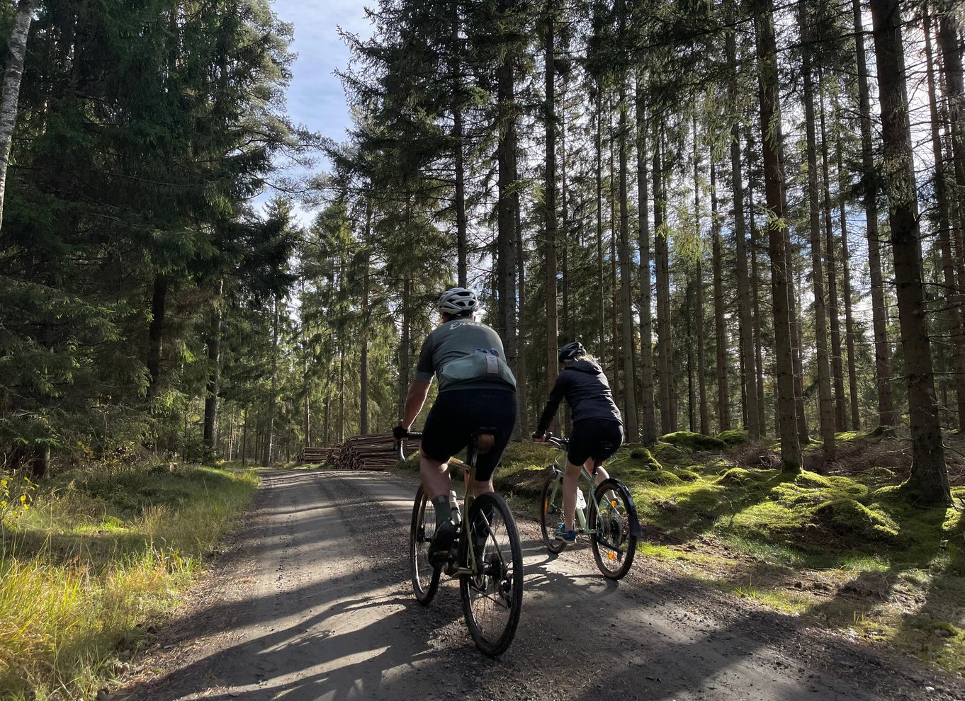 Agunnaryd: Lej en hybrid-/gruscykel med hjelm og kort