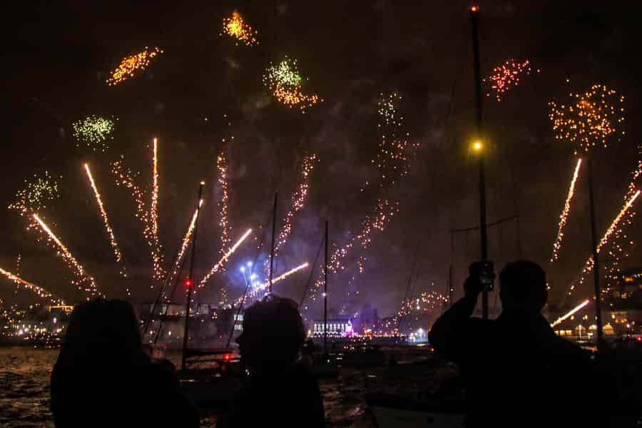 Silvester-Bootsfahrt – DJ, Open Bar & Feuerwerk. Foto: GetYourGuide Silvester-Bootsfahrt – DJ, Open Bar & Feuerwerk. Foto: GetYourGuide
