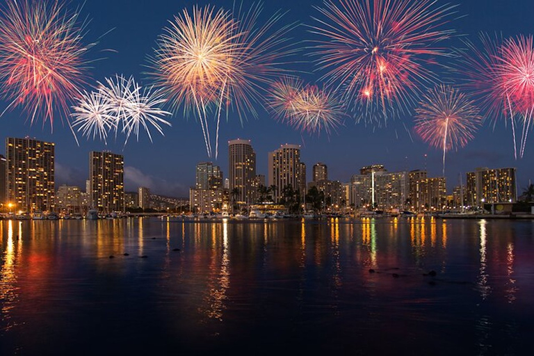 Oahu: Waikiki Friday Night Fireworks Catamaran (Wahine Koa)